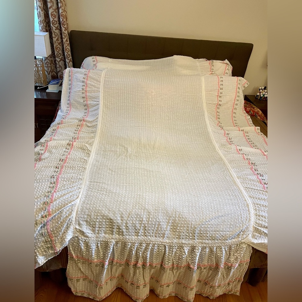 Vintage chenille needle-tufted pink and white skirted coverlet